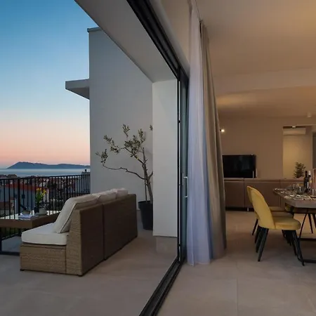Luxury Envivo With Heated Pool And Professional Gym Komiža