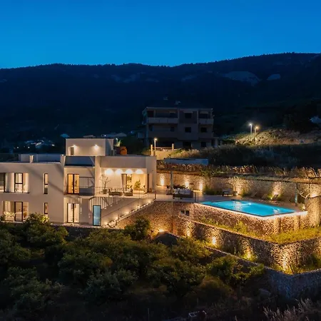 Luxury Envivo With Heated Pool And Professional Gym Komiža