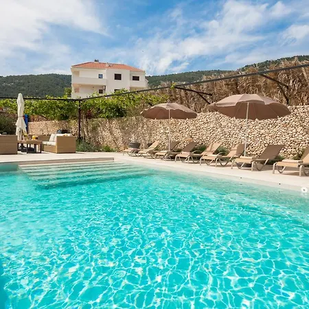 Villa Luxury Envivo With Heated Pool And Professional Gym Komiža