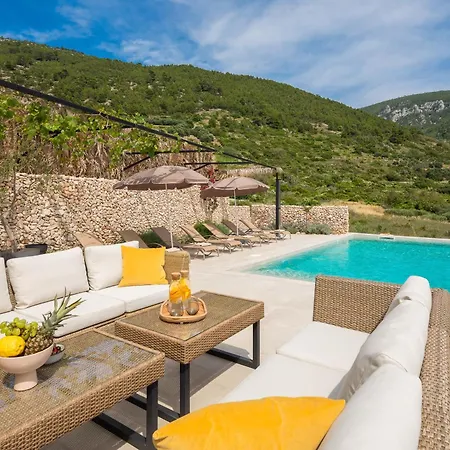 Luxury Envivo With Heated Pool And Professional Gym Komiža